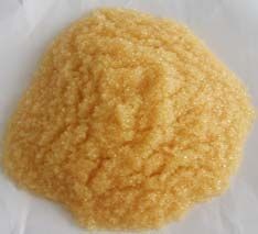 軟化樹脂是專用于軟化硬水的一種專用樹脂，通過離子交換技術(shù)，使水的硬度小于50 mg/L(CaCO3)。離子交換是一種特殊的動態(tài)吸附過程，一般是由不溶于水的離子交換劑在電解質(zhì)溶液中進行，這種離子交換劑即為離子交換樹脂。